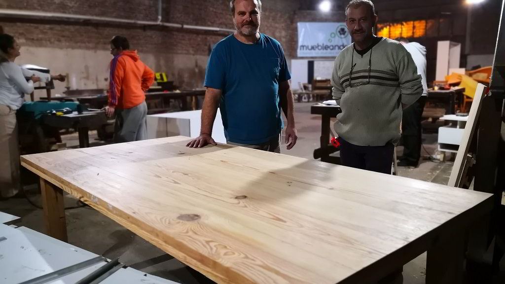 mesa de madera pinotea