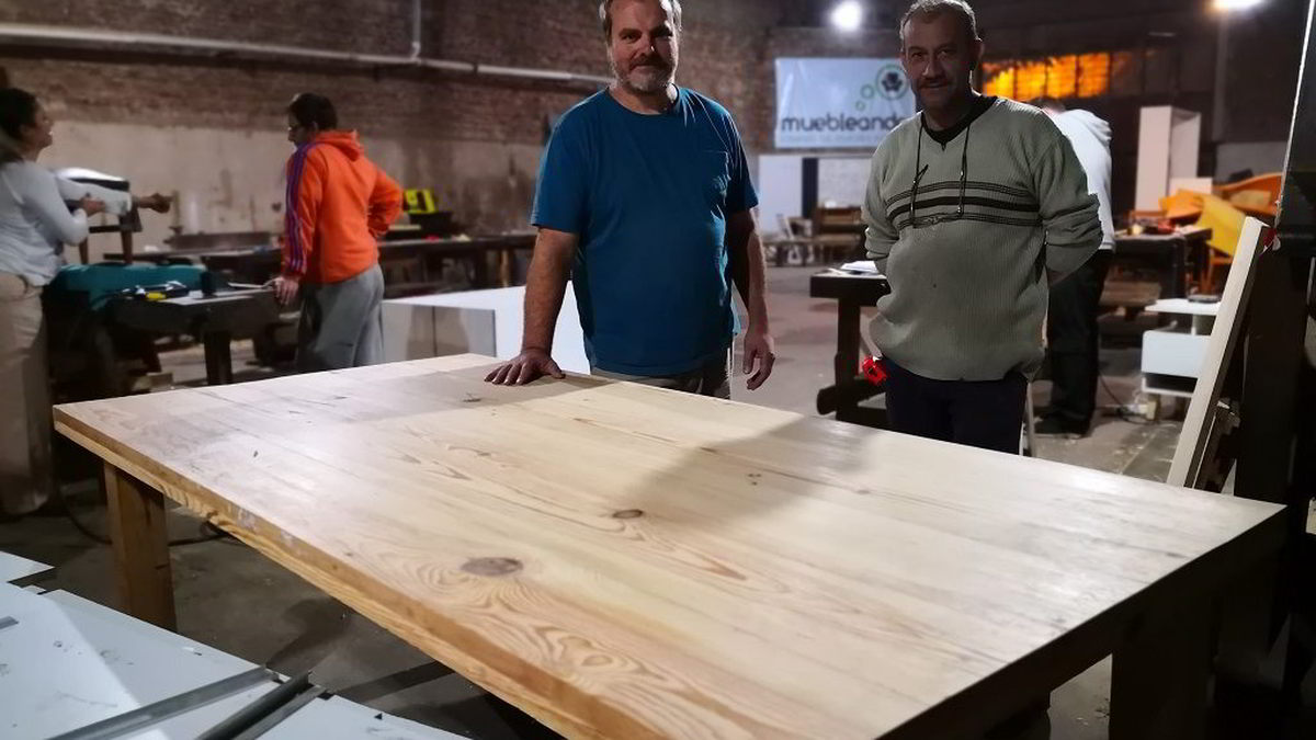 mesa de madera hecha en muebleando