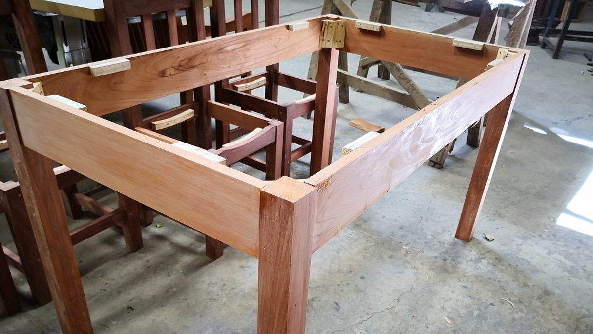 cómo reforzar una mesa de madera