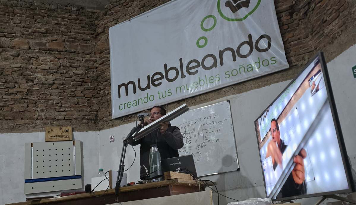 Alumnos trabajando en el taller de carpintería Muebleando