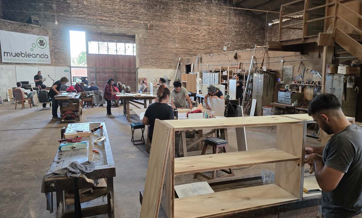 Alumnos trabajando en el taller de carpintería Muebleando