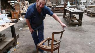 Reviviendo una silla de antaño en curso de restauración